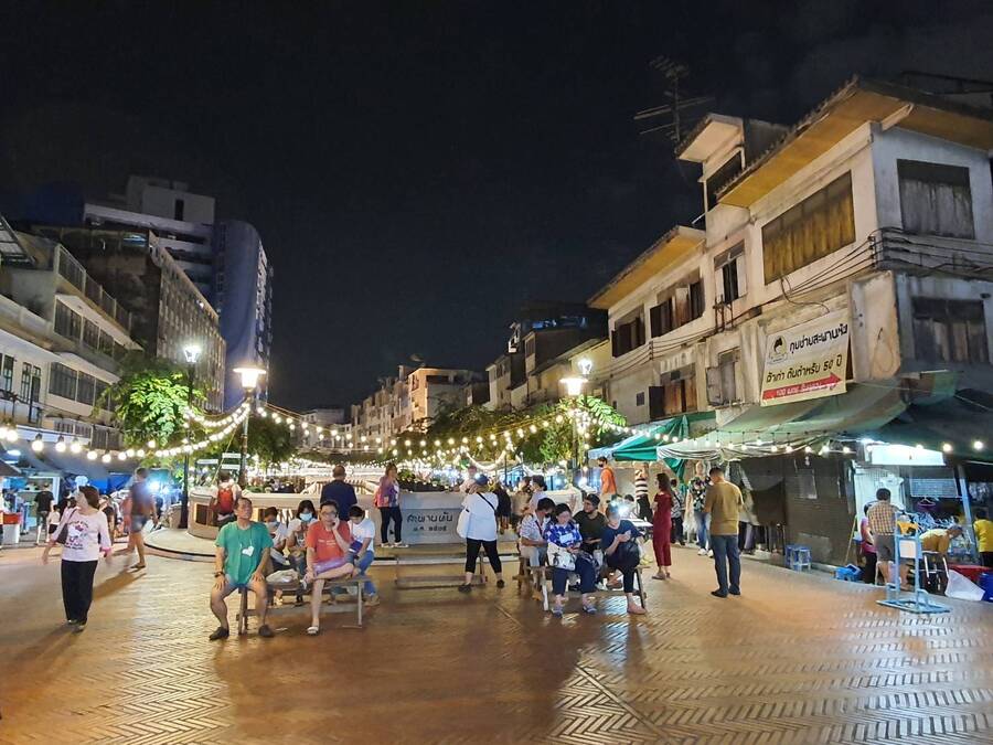 นั่งเล่น สะพานหัน ถนนคนเดินคลองโอ่งอ่าง