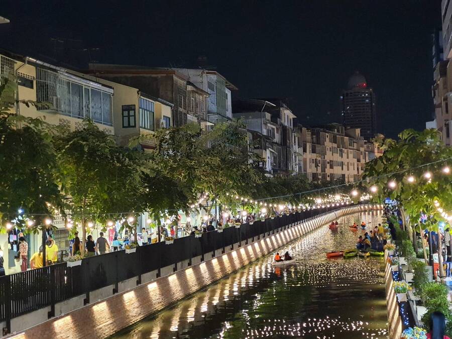 พายเรือ คลองโอ่งอ่าง