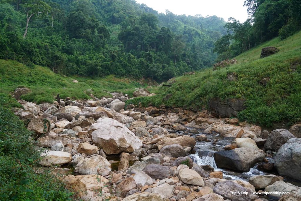 โขดหินในเขาช่องลม