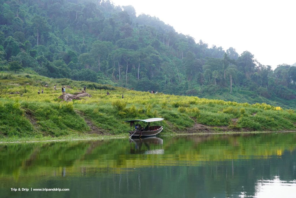 เรือเทียบท่าแหล่งต้นน้ำเขาช่องลม