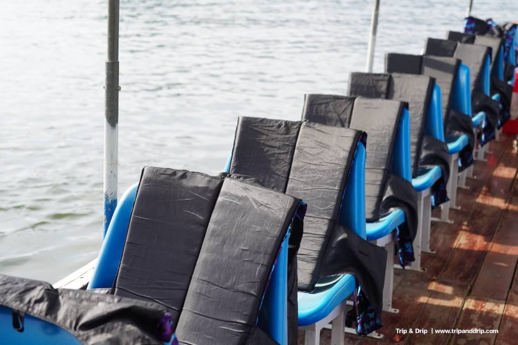 เสื้อชูชีพในเรือเดินทางในเขื่อนขุนด่าน