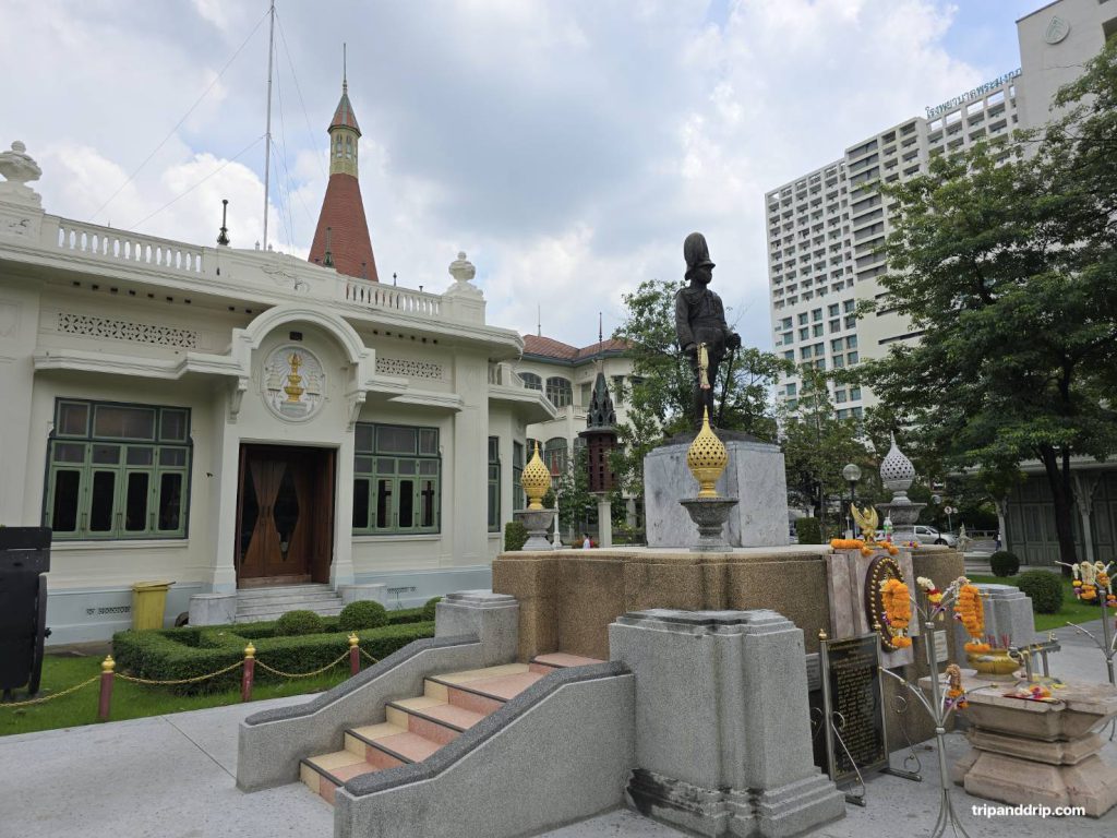 อนุสาวรีย์ หน้า คาเฟ่นรสิงห์