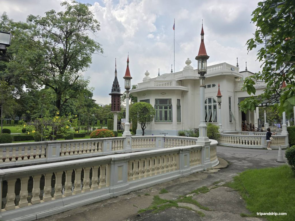 บรรยากาศรอบคาเฟ่นรสิงห์ วังพญาไท